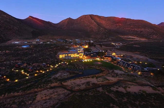 Les lumières d'un lodge dans une vallée de montagne au crépuscule